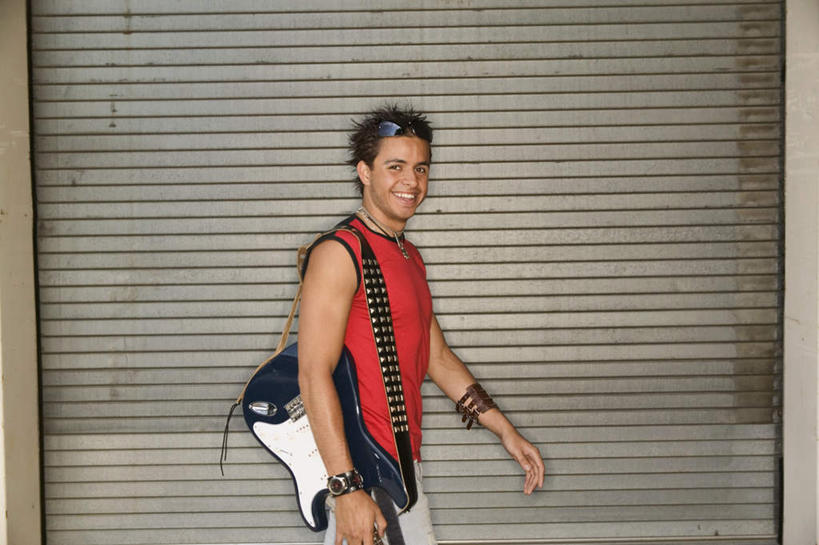 西方人,一个人,走,笑,微笑,露齿笑,横图,室外,白天,侧面,门,欧洲,欧洲人,仅一个男性,仅一个人,一把,服装,吉他,乐器,弦乐器,注视,休闲装,仅一个年轻男性,衣服,红色,门框,观察,看,休闲,休闲服,服饰,观看,卷帘门,察看,关注,弹拨弦鸣乐器,男人,男性,年轻男性,白种人,步行,散步,走路,半身,彩图,弹拨弦乐器