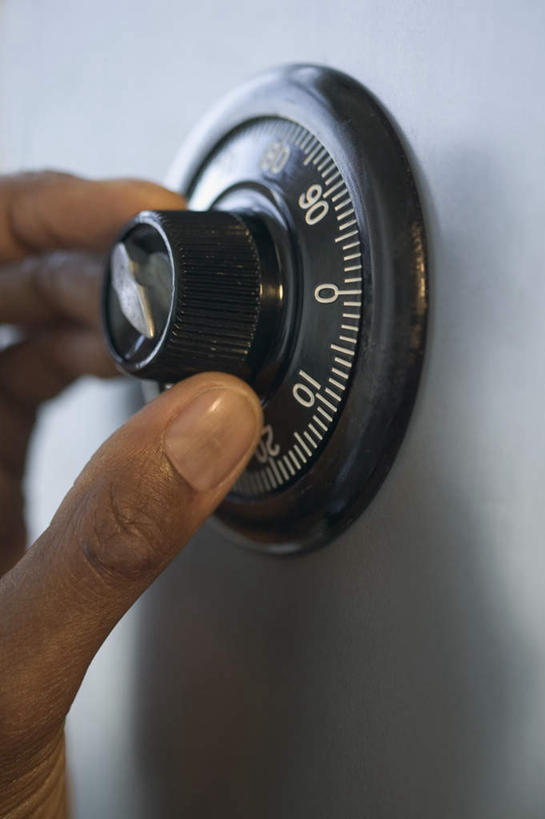 西方人,手,一个人,竖图,室内,特写,白天,正面,安全,欧洲,非洲,黑人,欧洲人,仅一个男性,仅一个人,仅一个中年男性,握,阴影,反射,标志,数字,文字,影子,字符,防护,拿,拿着,标识,锁,手部,握着,阿拉伯数字,密码锁,保护,单手,保险,私密,保全,周全,安稳,安定,防盗,平安,男人,男性,中年男性,非洲人,半身,彩图,号码锁