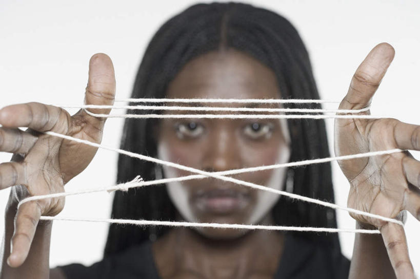 西方人,脸,头,脸颊,手,一个人,横图,室内,特写,白天,白色背景,正面,游戏,成功,合作,团队,集体,信心,玩具,欧洲,非洲,黑人,欧洲人,双手,仅一个女性,仅一个人,握,拿,玩,拿着,注视,娱乐,队伍,肩膀,黑色,绳子,观察,看,仅一个中年女性,休闲,手部,翻花绳,握着,摄影,影棚,观看,活动,绳索,察看,成就,发泄,关注,消遣,智力,挑帮帮,合伙,翻绳,宣泄,解绷绷,解勾勾,解钩钩,挑花花线,线翻花,解股,翻花鼓,挑绷绷,女人,女性,中年女性,非洲人,头部,长发,直发,脸部,脸蛋,面部,玩耍,嬉戏,半身,彩图,影棚拍摄,拍摄