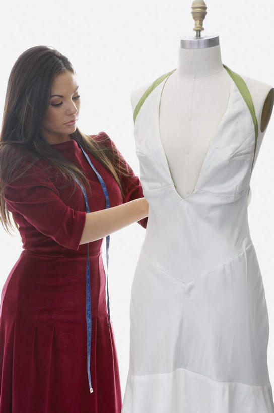 西方人,一个人,设计师,站,竖图,室内,白天,白色背景,正面,裙子,欧洲,欧洲人,仅一个女性,仅一个人,握,连衣裙,服装,测量,皮尺,人造模特,刻度,拿,拿着,注视,衣服,尺,观察,看,站着,仅一个中年女性,服装设计师,握着,摄影,服饰,影棚,道具,观看,测量工具,尺子,察看,腰围尺,衣着,穿着,关注,服装师,模特道具,时装道具,量具,量仪,塑料卷尺,服装尺,裁缝尺,衣饰,女人,女性,中年女性,白种人,美术设计员,设计,设计家,设计者,站立,半身,彩图,影棚拍摄,拍摄,包布模特,服装立裁人台,人台,试衣模特,试衣人台