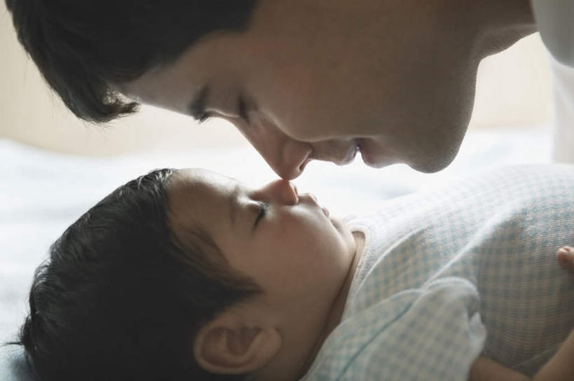 西方人,婴儿,儿童,两个人,家庭,父亲,躺,闭眼,笑,微笑,横图,室内,白天,侧面,婴儿服装,纯洁,床,卧室,欧洲,欧洲人,阴影,反射,影子,床单,被子,小孩,温暖,温馨,一家人,父爱,可爱,童年,童趣,单人床,活泼,和睦,被单,宝宝,童真,纯真,烂漫,无邪,卧着,伶俐,天真,男人,男性,年轻男性,白种人,孩子,年轻人,闭眼睛,闭着眼,闭着眼睛,躺着,卧,半身,彩图,婴儿服,睡房,卧房,融洽