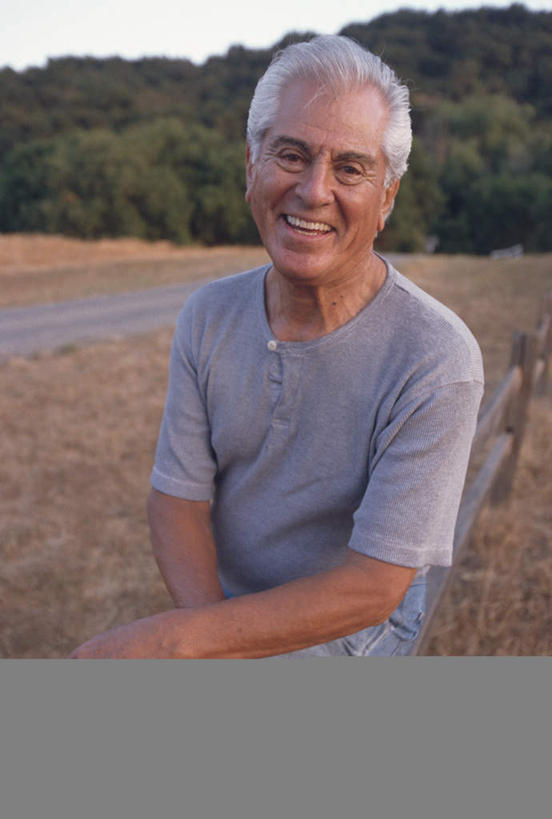 西方人,一个人,农场,坐,笑,微笑,露齿笑,竖图,室外,白天,正面,畜牧业,牧场,草地,草坪,山,山脉,植物,欧洲,欧洲人,仅一个男性,仅一个人,阴影,服装,光线,影子,山峰,山峦,注视,休闲装,草,树,树木,衣服,绿色,阳光,自然,群山,观察,看,仅一个老年男性,休闲,休闲服,搭,服饰,生长,成长,观看,察看,搭着,关注,畜牧,牧业,老年男性,男人,男性,白种人,坐着,半身,彩图