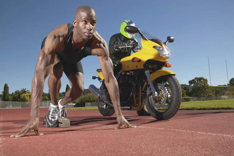 西方人,两个人,伙伴,朋友,运动员,体育馆,运动场,起跑线,起点,坐,蹲,横图,室外,白天,仰视,运动服,运动鞋,友谊,合作,团队,草地,草坪,植物,摩托车,帽子,鞋子,欧洲,非洲,黑人,欧洲人,一辆,撑,阴影,服装,开始,光线,起跑器,头盔,影子,跑道,注视,体育场,车,草,树,树木,衣服,蓝色,绿色,蓝天,天空,阳光,自然,安全帽,交通工具,天,观察,看,战略,服饰,田径场,生长,晴朗,成长,观看,休闲鞋,察看,撑着,衣着,穿着,关注,载具,塑胶跑道,助跑器,万里无云,起始,联合,合谋,运动馆,一顶,衣饰,配合,协作,男人,男性,年轻男性,非洲人,晴空,晴空万里,体育运动员,运动选手,蹲着,坐着,彩图,低角度拍摄,全身,起跑点,全天候田径运动跑道,运动装