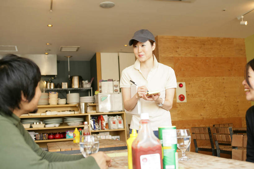 芥末,东方人,三个人,服务员,餐厅,站,坐,横图,室内,白天,正面,爱情,水,桌面,桌子,杯子,帽子,亚洲,握,服装,木制,笔,高脚杯,液体,纸,办公用品,红酒杯,浪漫,拿,拿着,注视,休闲装,黄种人,饮用水,运动帽,顾客,水笔,玻璃制品,文具,衣服,酒杯,木制品,瓶子,塑料制品,学习用品,矿泉水,观察,看,站着,休闲,温暖,温馨,休闲服,塑料瓶,鸭舌帽,恩爱,握着,恋人,服饰,观看,文具用品,和睦,察看,书写,葡萄酒杯,关注,蒸馏水,山葵,泽山葵,溪山葵,芥子末,山嵛菜,芥辣粉,哇沙比,辣根,主顾,男人,男性,年轻男性,年轻女性,女人,女性,亚洲人,情侣,服务生,侍者,玻璃杯,站立,坐着,半身,彩图,餐馆,饭店,饭馆,伴侣,融洽