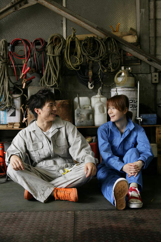 东方人,两个人,伙伴,朋友,机修工,工厂,坐,笑,说,盘腿,微笑,露齿笑,竖图,室内,白天,正面,工作服,制服,讨论,友谊,合作,团队,车间,亚洲,许多,吊挂,悬挂,很多,挂,注视,黄种人,相视,工人,轮胎,观察,看,面对面,战略,观看,对视,察看,互视,关注,相对,丢弃,抛弃,相看,联合,合谋,工作制服,遗弃,摈弃,扔掉,扔弃,甩掉,扬弃,交流,配合,协作,男人,男性,年轻男性,年轻女性,女人,女性,亚洲人,机械师,机修工人,沟通,讲话,交谈,盘腿而坐,盘膝,盘着腿的,盘着腿坐,商讨,双腿交叉,说话,谈话,坐着,彩图,全身,工作套服,制造厂