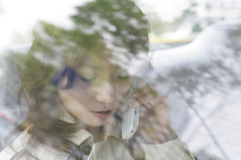 东方人,脸,头,脸颊,头发,一个人,坐,打电话,横图,室外,特写,白天,正面,植物,窗户,汽车,电话,手机,亚洲,仅一个年轻女性,仅一个女性,仅一个人,握,服装,朦胧,模糊,棕色,拿,拿着,注视,休闲装,黄种人,通讯设备,玻璃窗,车,树,树木,衣服,绿色,自然,车窗,交通工具,轿车,观察,看,休闲,休闲服,握着,服饰,生长,成长,观看,察看,关注,载具,体格,交流,年轻女性,女人,女性,亚洲人,头部,长发,直发,脸部,脸蛋,面部,沟通,通话,坐着,半身,彩图