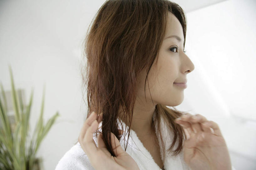 东方人,脸,头,脸颊,头发,一个人,站,横图,室内,特写,白天,正面,浴袍,植物,窗户,亚洲,仅一个年轻女性,仅一个女性,仅一个人,阴影,反射,盆栽,影子,墙,棕色,盆景,注视,黄种人,肩膀,玻璃窗,墙壁,墙面,绿色,白色,自然,观察,看,站着,生长,成长,观看,察看,关注,梳理,年轻女性,女人,女性,亚洲人,头部,长发,直发,脸部,脸蛋,面部,站立,半身,彩图,汤帷子,浴衣