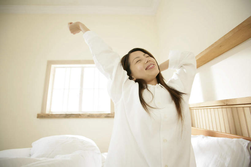 东方人,一个人,站,闭眼,伸展双臂,笑,微笑,露齿笑,横图,室内,白天,正面,窗户,床,卧室,亚洲,仅一个年轻女性,仅一个女性,仅一个人,伸展,睡衣,服装,墙,床单,黄种人,被子,伸懒腰,玻璃窗,墙壁,墙面,衣服,白色,站着,放松,服饰,单人床,被单,衣着,穿着,惬意,懒腰,寝衣,衣饰,年轻女性,女人,女性,亚洲人,闭眼睛,闭着眼,闭着眼睛,敞开双臂,伸开双臂,展开双肩,站立,张开手臂,张开双臂,半身,彩图,睡房,卧房,慵懒