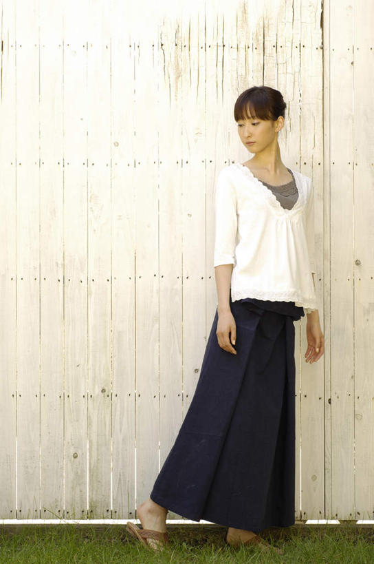 东方人,一个人,站,竖图,室外,白天,正面,凉鞋,裙子,草地,草坪,植物,鞋子,亚洲,仅一个年轻女性,仅一个女性,仅一个人,服装,墙,扭头,注视,休闲装,黄种人,长裙,墙壁,墙面,草,衣服,蓝色,绿色,白色,观察,看,站着,转头,休闲,休闲服,服饰,观看,半身裙,踮,察看,关注,踮着,年轻女性,女人,女性,亚洲人,站立,彩图,全身,夹趾拖鞋,人字拖,人字拖鞋