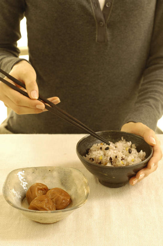 米饭,东方人,手,一个人,客厅,坐,竖图,俯视,室内,特写,白天,烹饪,餐桌,筷子,桌子,餐具,亚洲,双手,仅一个年轻女性,仅一个女性,仅一个人,握,阴影,服装,反射,影子,陶瓷,日本料理,料理,食品,陶瓷制品,拿,拿着,休闲装,黄种人,文化,传统,菜肴,美食,食物,衣服,黑色,容器,碗,日式料理,休闲,日式,手部,休闲服,握着,服饰,佳肴,餐台,储藏,礼节,五谷,起居室,储存,礼仪,梅子,梅干,日本梅丼,梅子饭,饭食,客堂,年轻女性,女人,女性,亚洲人,进餐用具,坐着,半身,彩图,高角度拍摄,贮存
