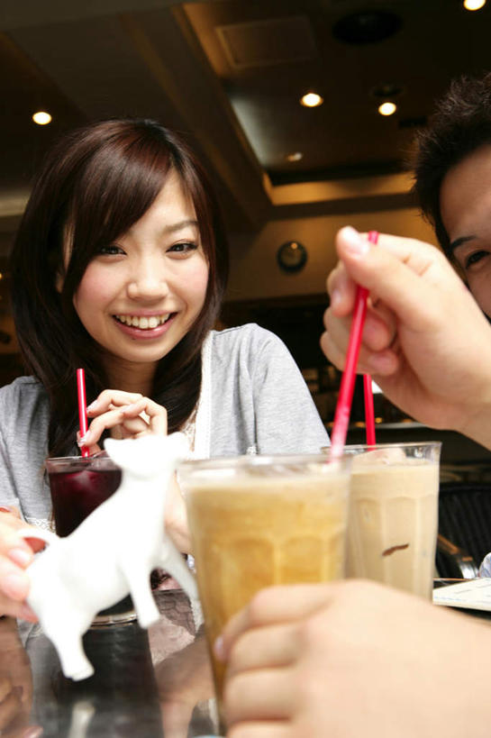 果汁,东方人,三个人,伙伴,朋友,坐,笑,微笑,露齿笑,竖图,室内,白天,正面,友谊,餐桌,桌子,杯子,亚洲,握,阴影,服装,朦胧,模糊,艺术,反射,影子,纸艺,手工艺品,塑料,饮品,拿,拿着,注视,休闲装,黄种人,文化,玻璃制品,饮料,衣服,水杯,塑料制品,吸管,纸制品,工艺品,剪纸,观察,看,休闲,休闲服,握着,服饰,餐台,观看,察看,空心,高雅,关注,可口,自信心,品位,剪画,刻纸,饮管,适口,友情,年轻女性,女人,女性,亚洲人,玻璃杯,坐着,半身,彩图,圆柱状