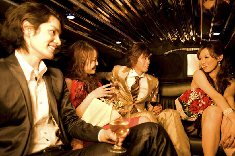 葡萄酒,东方人,四个人,伙伴,朋友,坐,笑,微笑,露齿笑,横图,室内,白天,正面,裙子,西装,爱情,奢侈,快乐,友谊,幸福,纯洁,热情,汽车,玫瑰,杯子,亚洲,握,阴影,连衣裙,套装,正装,盛开,光线,包,高脚杯,皮包,影子,灯光,玫瑰花,浪漫,拿,花蕾,拿着,注视,职业装,黄种人,车,玻璃制品,酒,花,花瓣,花朵,鲜花,饮料,酒杯,交通工具,轿车,香槟,花苞,花蕊,观察,看,温暖,温馨,恩爱,诱惑,搭,握着,恋人,观看,单肩包,和睦,察看,搭着,关注,载具,感动,香槟杯,尊敬,气泡酒,起泡酒,汽酒,天真,友情,刺玫花,徘徊花,男人,男性,年轻男性,年轻女性,女人,女性,亚洲人,情侣,玻璃杯,坐着,半身,彩图,高兴,欢笑,伴侣,融洽