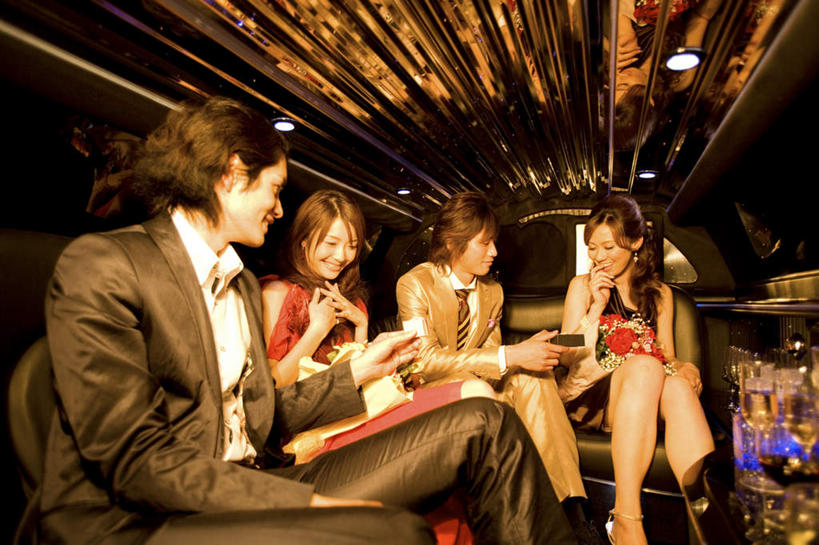 葡萄酒,东方人,四个人,伙伴,朋友,坐,笑,微笑,露齿笑,横图,室内,白天,正面,裙子,西装,爱情,奢侈,快乐,友谊,汽车,杯子,亚洲,握,阴影,连衣裙,套装,正装,光线,高脚杯,影子,灯光,领带,浪漫,拿,拿着,注视,职业装,黄种人,车,玻璃制品,酒,饮料,酒杯,交通工具,轿车,香槟,观察,看,温暖,温馨,恩爱,诱惑,搭,握着,恋人,观看,和睦,察看,象征,庄重,搭着,关注,载具,身份,香槟杯,正式,地位,气泡酒,起泡酒,汽酒,友情,男人,男性,年轻男性,年轻女性,女人,女性,亚洲人,情侣,玻璃杯,坐着,半身,彩图,高兴,欢笑,伴侣,融洽