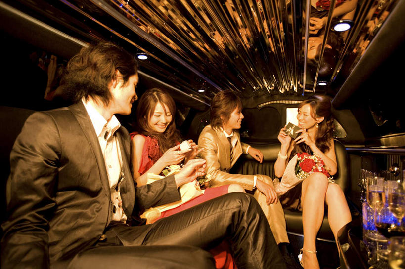 葡萄酒,东方人,四个人,伙伴,朋友,坐,笑,微笑,露齿笑,横图,室内,白天,正面,裙子,西装,爱情,奢侈,快乐,友谊,汽车,杯子,亚洲,握,连衣裙,套装,正装,高脚杯,浪漫,拿,拿着,注视,职业装,黄种人,车,玻璃制品,酒,饮料,酒杯,交通工具,轿车,香槟,观察,看,温暖,温馨,恩爱,诱惑,搭,握着,恋人,观看,和睦,察看,搭着,关注,载具,香槟杯,气泡酒,起泡酒,汽酒,友情,男人,男性,年轻男性,年轻女性,女人,女性,亚洲人,情侣,玻璃杯,坐着,半身,彩图,高兴,欢笑,伴侣,融洽