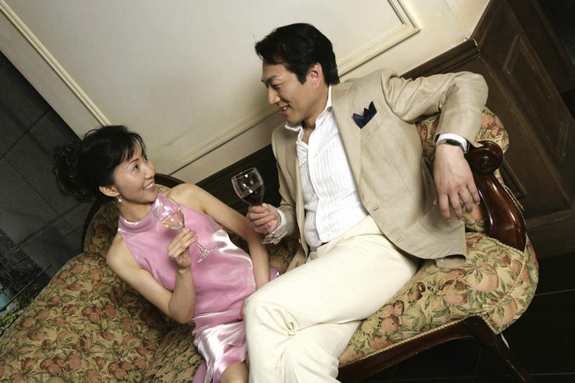 红酒,葡萄酒,东方人,中年人,两个人,家庭,夫妻,客厅,坐,笑,微笑,露齿笑,横图,俯视,室内,白天,裙子,西装,爱情,杯子,椅子,亚洲,连衣裙,套装,正装,高脚杯,墙,红酒杯,酒类,浪漫,注视,职业装,黄种人,墙壁,墙面,玻璃制品,酒,饮料,酒杯,观察,看,靠,靠着,倚靠,温暖,温馨,一家人,红葡萄酒,恩爱,搭,恋人,观看,和睦,察看,起居室,贵妃椅,倚着,葡萄酒杯,搭着,关注,客堂,男人,男性,女人,女性,中年男性,中年女性,亚洲人,夫妇,情侣,玻璃杯,坐着,半身,彩图,高角度拍摄,伴侣,融洽,贵妃榻