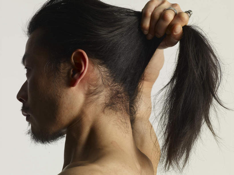 东方人,手,胡须,头发,一个人,横图,室内,特写,白天,白色背景,侧面,亚洲,仅一个男性,仅一个人,握,阴影,反射,影子,黄种人,裸露,仅一个年轻男性,黑色,手部,握着,摄影,影棚,单手,裸,男人,男性,年轻男性,亚洲人,山羊胡,长发,胡子,直发,半身,彩图,影棚拍摄,拍摄