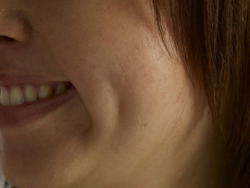 东方人,脸,头,鼻子,嘴,脸颊,一个人,笑,微笑,露齿笑,横图,室内,特写,白天,正面,亚洲,仅一个年轻女性,仅一个女性,仅一个人,阴影,反射,影子,黄种人,摄影,影棚,酒涡,梨涡,年轻女性,女人,女性,亚洲人,头部,鼻,鼻孔,口,口腔,脸部,脸蛋,面部,嘴巴,嘴唇,半身,彩图,影棚拍摄,拍摄