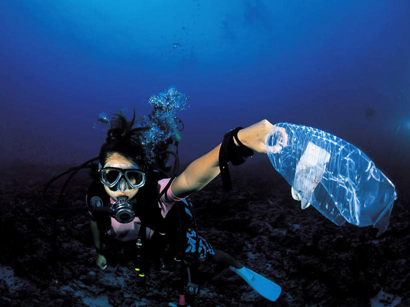 游泳,东方人,一个人,横图,室外,白天,正面,锻炼,运动,海底,水下,海浪,海洋,礁石,石头,亚洲,仅一个年轻女性,仅一个女性,仅一个人,潜水员,握,潜水镜,石子,泳镜,浪花,水底,拿,拿着,注视,黄种人,一个,海水,瓶子,塑料制品,观察,看,塑料瓶,蛙鞋,氧气罩,握着,海底世界,潜水,单个,观看,脚蹼,呼吸管,察看,关注,潜水装备,海景,面镜,浮潜,潜水运动,水中呼吸器,体育,年轻女性,女人,女性,亚洲人,大海,风浪,海,海床,海水的波动,礁,近岸浪,石块,岩石,涌浪,半身,彩图,健身