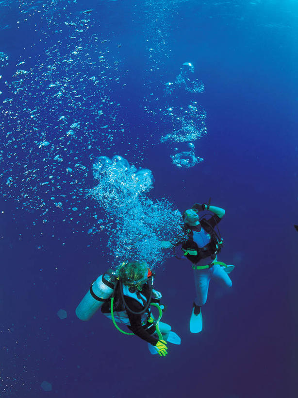 游泳,东方人,两个人,伙伴,朋友,竖图,俯视,室外,白天,锻炼,友谊,运动,合作,团队,海底,水下,海浪,海洋,水,亚洲,潜水员,波纹,透明,潜水镜,液体,泳镜,浪花,气泡,水滴,水底,涟漪,漩涡,注视,黄种人,水泡,水珠,水纹,海水,泡泡,观察,看,蛙鞋,氧气罩,战略,海底世界,潜水,观看,脚蹼,呼吸管,圆弧,察看,关注,潜水装备,海景,面镜,浮潜,潜水运动,联合,合谋,水中呼吸器,配合,体育,协作,年轻女性,女人,女性,亚洲人,大海,风浪,海,海床,海水的波动,近岸浪,涌浪,彩图,高角度拍摄,全身,健身