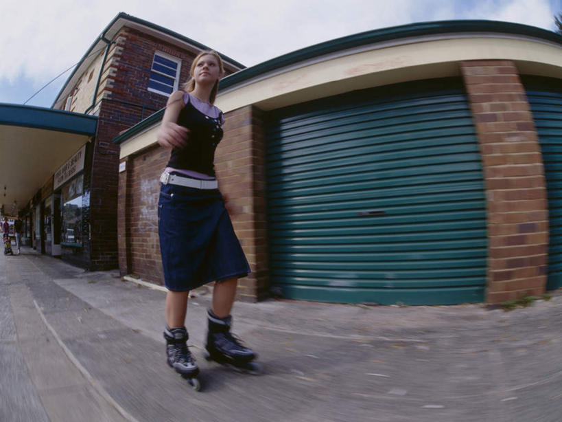 西方人,一个人,家,站,横图,室内,白天,仰视,滚轴溜冰,门,道路,路,公路,欧洲,欧洲人,仅一个年轻女性,仅一个女性,仅一个人,阴影,服装,光线,影子,房屋,屋子,交通,注视,休闲装,楼房,住宅,衣服,蓝色,绿色,蓝天,天空,阳光,门框,天,观察,看,站着,休闲,休闲服,服饰,晴朗,观看,卷帘门,察看,关注,万里无云,滑旱冰,轮滑运动,轮滑,年轻女性,女人,女性,白种人,晴空,晴空万里,马路,站立,彩图,低角度拍摄,全身,房子