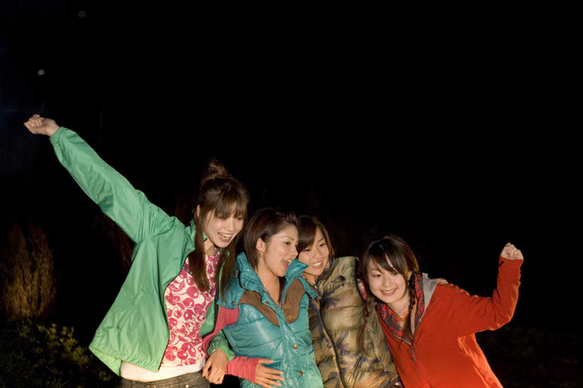 东方人,四个人,伙伴,朋友,站,举,笑,微笑,露齿笑,横图,室外,夜晚,正面,友谊,热情,火,亚洲,一排,勾,挽,服装,整齐,火焰,燃烧,注视,休闲装,黄种人,排列,衣服,观察,看,托,站着,休闲,休闲服,勾着,服饰,观看,察看,队列,关注,挽着,友情,年轻女性,女人,女性,亚洲人,举起,举手,举着,向上举,向上伸,向上托,站立,半身,彩图