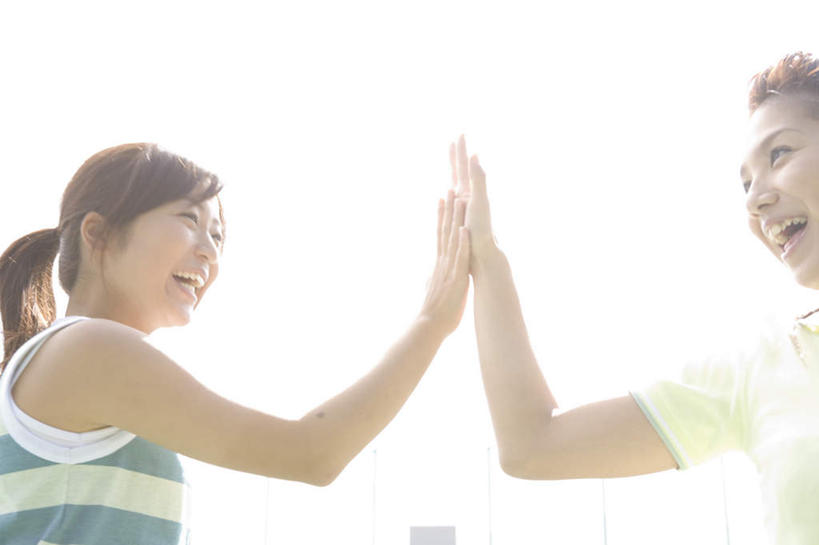 东方人,两个人,伙伴,朋友,站,笑,微笑,露齿笑,横图,室外,白天,仰视,运动服,快乐,兴奋,友谊,骄傲,成功,胜利,亚洲,击掌,服装,注视,黄种人,相视,衣服,观察,看,手势,站着,面对面,自信,服饰,观看,对视,察看,互视,衣着,穿着,关注,相对,相看,衣饰,友情,年轻女性,女人,女性,亚洲人,拍手,站立,半身,彩图,低角度拍摄,欢乐,开心,运动装