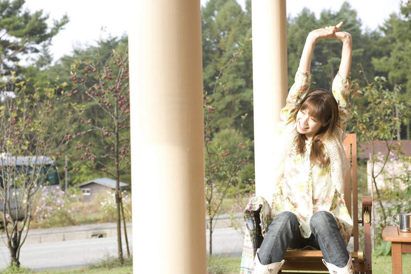 东方人,一个人,栏杆,坐,伸展双臂,笑,微笑,露齿笑,横图,室外,白天,正面,草地,草坪,植物,椅子,亚洲,仅一个年轻女性,仅一个女性,仅一个人,伸展,服装,木椅,围栏,注视,休闲装,黄种人,伸懒腰,护栏,草,树,树木,衣服,绿色,自然,观察,看,休闲,休闲服,放松,服饰,生长,成长,观看,察看,关注,惬意,懒腰,年轻女性,女人,女性,亚洲人,敞开双臂,伸开双臂,展开双肩,张开手臂,张开双臂,坐着,半身,彩图,慵懒