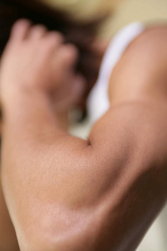 东方人,脸,头,脸颊,手,一个人,仰卧起坐,竖图,室内,特写,白天,侧面,锻炼,运动,亚洲,仅一个男性,仅一个人,阴影,服装,朦胧,模糊,反射,背心,影子,黄种人,肩膀,仅一个年轻男性,衣服,手部,服饰,单手,衣着,穿着,衣饰,体育,男人,男性,年轻男性,亚洲人,头部,脸部,脸蛋,面部,仰卧,半身,彩图,健身