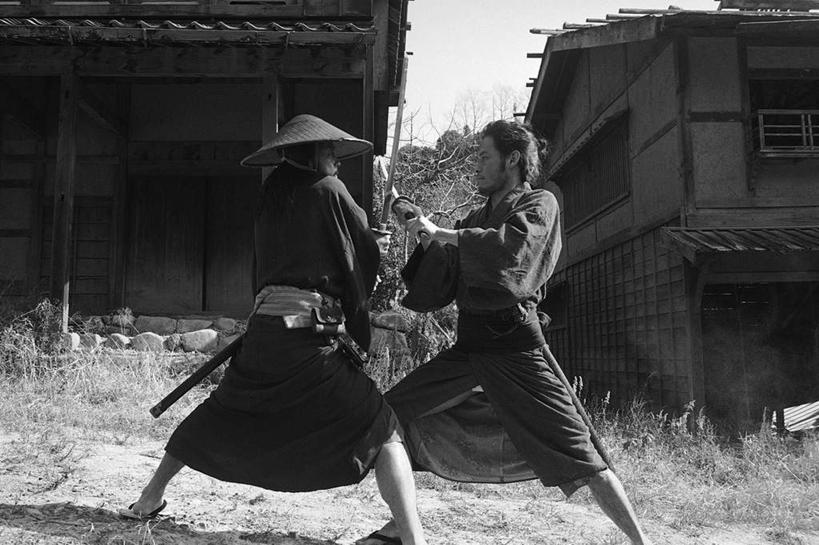 东方人,两个人,家,木屋,站,横图,黑白,室外,白天,侧面,民族服装,竞争,植物,帽子,亚洲,对抗,握,阴影,和服,枯萎,冲突,光线,草帽,武士刀,影子,枯草,刀具,拿,拿着,注视,黄种人,破坏,相视,住宅,草,黄色,阳光,刀,观察,看,站着,面对面,武器,战争,握着,服饰,观看,对视,军人,打架,损坏,察看,互视,攻击,威胁,武士,对立,关注,矛盾,兵器,打斗,相对,防御,武士道,日本刀,斗殴,吴服,相看,唐草,唐花,唐锦,敌对,挫败,斗争,抗拒,抗衡,冷兵器,凶器,杀伤,威慑,东洋刀,东瀛刀,日本武士刀,日本武士,危险,男人,男性,中年男性,亚洲人,站立,半身,传统服装,民俗服,茅舍,茅屋,棚屋,小木屋,小屋