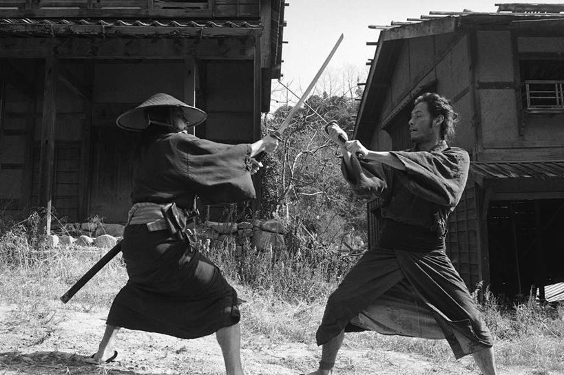 东方人,两个人,家,木屋,站,横图,黑白,室外,白天,侧面,民族服装,竞争,植物,帽子,亚洲,对抗,握,阴影,和服,枯萎,冲突,光线,草帽,武士刀,影子,枯草,刀具,拿,拿着,注视,黄种人,破坏,相视,住宅,草,黄色,阳光,刀,观察,看,站着,面对面,武器,战争,握着,服饰,观看,对视,军人,打架,损坏,察看,互视,攻击,威胁,武士,对立,关注,矛盾,兵器,打斗,相对,防御,武士道,日本刀,斗殴,吴服,相看,唐草,唐花,唐锦,敌对,挫败,斗争,抗拒,抗衡,冷兵器,凶器,杀伤,威慑,东洋刀,东瀛刀,日本武士刀,日本武士,危险,男人,男性,中年男性,亚洲人,站立,半身,传统服装,民俗服,茅舍,茅屋,棚屋,小木屋,小屋