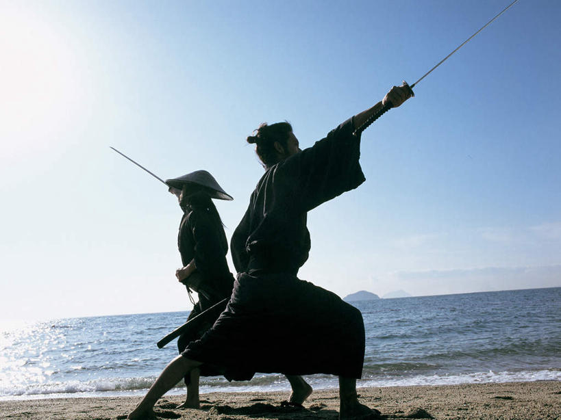 东方人,背部,两个人,站,举,横图,室外,白天,正面,民族服装,竞争,海浪,海洋,沙滩,亚洲,对抗,握,阴影,和服,冲突,光线,沙子,武士刀,影子,海岸,浪花,刀具,沙地,拿,拿着,黄种人,破坏,相视,蓝色,蓝天,天空,阳光,海水,刀,天,托,站着,面对面,武器,战争,握着,服饰,晴朗,张开双腿,对视,军人,打架,损坏,互视,攻击,威胁,武士,对立,矛盾,兵器,打斗,相对,防御,海景,武士道,日本刀,斗殴,吴服,万里无云,相看,唐草,唐花,唐锦,敌对,挫败,斗争,抗拒,抗衡,冷兵器,凶器,杀伤,威慑,东洋刀,东瀛刀,日本武士刀,展开双腿,日本武士,危险,男人,男性,中年男性,亚洲人,大海,风浪,海,海水的波动,海滩,近岸浪,涌浪,晴空,晴空万里,举起,举手,举着,向上举,向上伸,向上托,站立,彩图,全身,传统服装,民俗服,伸展双腿