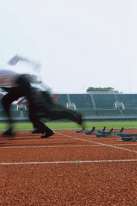 东方人,四个人,同事,商务人士,商务男性,体育馆,运动场,起跑线,起点,跑,竖图,室外,白天,侧面,鞋,衬衫,锻炼,成功,运动,合作,团队,集体,信心,草地,草坪,植物,鞋子,亚洲,一排,阴影,套装,开始,朦胧,模糊,整齐,光线,起跑器,影子,跑道,皮革,黄种人,体育场,队伍,草,排列,蓝色,绿色,蓝天,天空,阳光,天,田径场,晴朗,领导,成就,队列,商务装,合伙,领袖,塑胶跑道,助跑器,工薪阶层,万里无云,起始,体育,男人,男性,年轻男性,亚洲人,白领,上班族,晴空,晴空万里,跑步,半身,彩图,衬衣,皮鞋,健身,起跑点,全天候田径运动跑道