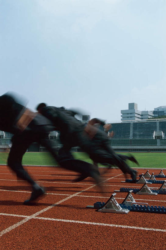 东方人,四个人,同事,商务人士,商务男性,体育馆,栏杆,运动场,起跑线,起点,跑,竖图,室外,白天,侧面,鞋,衬衫,锻炼,成功,运动,合作,团队,集体,信心,草地,草坪,植物,鞋子,亚洲,一排,阴影,套装,开始,朦胧,模糊,整齐,光线,起跑器,影子,跑道,围栏,皮革,黄种人,体育场,队伍,护栏,草,树,树木,排列,蓝色,绿色,蓝天,天空,阳光,自然,天,田径场,生长,晴朗,成长,领导,成就,队列,商务装,合伙,领袖,塑胶跑道,助跑器,工薪阶层,万里无云,起始,体育,男人,男性,年轻男性,亚洲人,白领,上班族,晴空,晴空万里,跑步,半身,彩图,衬衣,皮鞋,健身,起跑点,全天候田径运动跑道