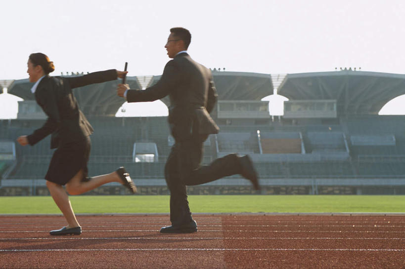 东方人,两个人,伙伴,朋友,商务人士,商务男性,商务女性,体育馆,运动场,跑,笑,微笑,露齿笑,横图,室外,白天,侧面,鞋,衬衫,锻炼,友谊,运动,合作,团队,接力跑,赛跑,草地,草坪,植物,鞋子,亚洲,握,阴影,套装,光线,接力棒,影子,田径,跑道,皮革,注视,黄种人,体育场,草,蓝色,绿色,蓝天,天空,阳光,天,观察,看,战略,握着,田径场,晴朗,观看,察看,关注,商务装,接力赛跑,塑胶跑道,工薪阶层,万里无云,联合,合谋,配合,体育,协作,接力赛,男人,男性,年轻男性,年轻女性,女人,女性,亚洲人,白领,上班族,晴空,晴空万里,跑步,彩图,全身,衬衣,皮鞋,健身,全天候田径运动跑道