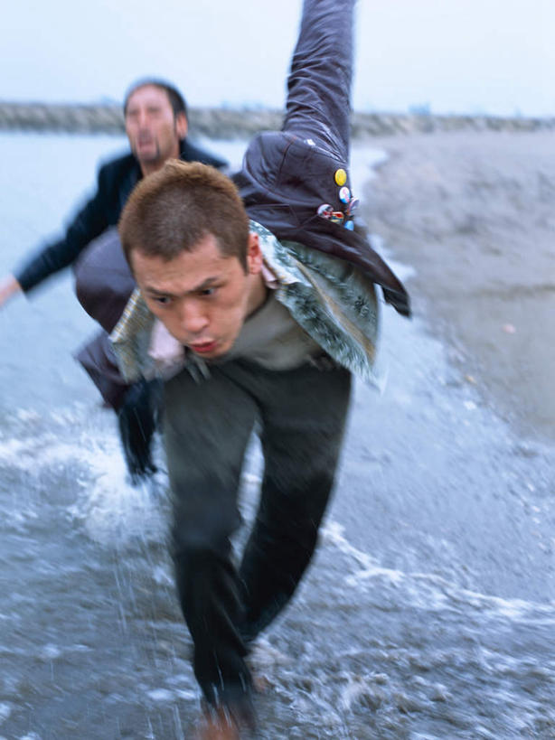 东方人,两个人,伙伴,朋友,站,竖图,室外,白天,正面,友谊,合作,团队,海浪,海洋,沙滩,亚洲,服装,沙子,海岸,浪花,沙地,休闲装,黄种人,衣服,天空,海水,天,站着,休闲,休闲服,战略,服饰,打架,犯罪,罪犯,海景,斗殴,联合,合谋,猜忌,猜疑,配合,协作,男人,男性,中年男性,亚洲人,大海,风浪,海,海水的波动,海滩,近岸浪,涌浪,站立,半身,彩图