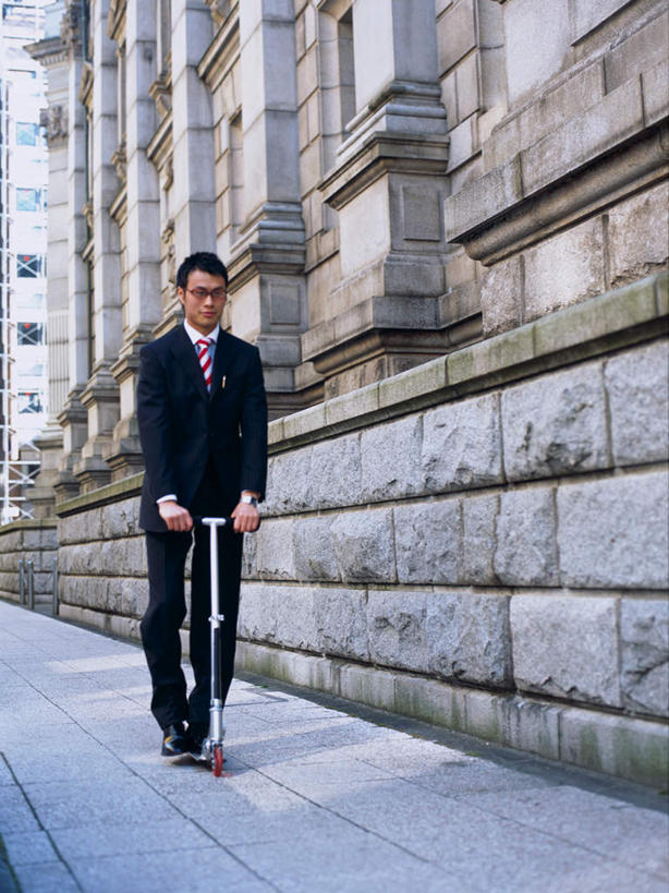 东方人,一个人,商务人士,商务男性,高楼大厦,站,竖图,室外,白天,正面,衬衫,锻炼,运动,大厦,道路,建筑,路,摩天大楼,公路,亚洲,仅一个男性,仅一个人,套装,眼镜,墙,交通,黄种人,极限运动,墙壁,墙面,仅一个年轻男性,扶,站着,滑板车,滑板,扶着,商务装,近视眼镜,工薪阶层,体育,男人,男性,年轻男性,亚洲人,白领,上班族,马路,站立,彩图,全身,衬衣,健身,大楼,高层建筑,高楼,摩天楼,滑板运动