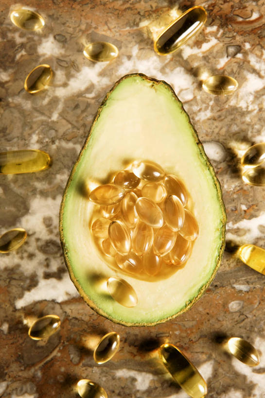 无人,竖图,俯视,室内,特写,白天,安全,餐桌,桌子,水果,切开,阴影,新鲜,反射,药剂,影子,生食,食品,果实,防护,半个,胶囊,食物,绿色,药品,酪梨,切,一半,鳄梨,治疗,摄影,有机食品,绿色食品,影棚,餐台,保护,油梨,药物,医疗,保险,预防,剖面,切面,樟梨,平安,牛油果,彩图,高角度拍摄,影棚拍摄,拍摄