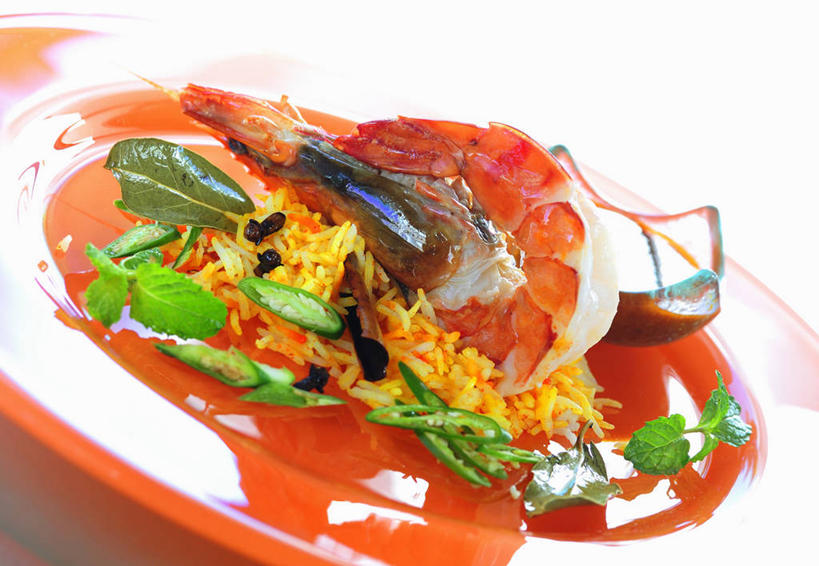 海鲜,米饭,无人,横图,俯视,室内,特写,白天,烹饪,餐桌,桌子,餐具,叶子,阴影,装饰,反射,碟子,盘,影子,虾,料理,食品,绿叶,饭,水产,菜肴,美食,大虾,海洋生物,食物,一个,盘子,碟,嫩叶,摄影,佳肴,影棚,对虾,单个,餐台,华丽,修饰,点缀,五谷,配菜,水生动物,海产品,水生物,海底动物,斑节虾,衬托,美观,雅致,雅观,东方对虾,中国对虾,叶,叶片,彩图,高角度拍摄,影棚拍摄,拍摄,印尼菜