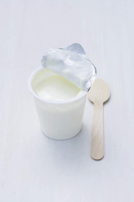 牛奶,无人,竖图,俯视,室内,特写,白天,白色背景,餐桌,桌子,杯子,阴影,反射,影子,勺子,饮品,一杯,营养,酸奶,饮料,两个,纸制品,调羹,汤匙,摄影,影棚,餐台,纸杯,乳制品,奶,一次性杯子,发酵,优格,优酪乳,彩图,高角度拍摄,影棚拍摄,拍摄