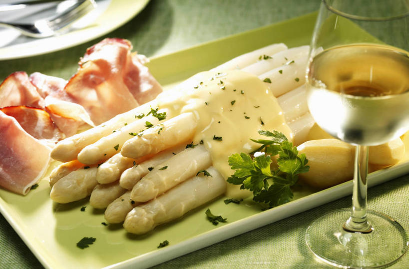 红酒,葡萄酒,无人,横图,俯视,室内,特写,白天,烹饪,西餐,餐桌,桌子,芦笋,蔬菜,土豆,杯子,餐具,阴影,新鲜,反射,碟子,高脚杯,盘,影子,香菜,调料,酱料,酱汁,肉,佐料,美乃滋,料理,食品,红酒杯,白葡萄酒,酒类,调味品,一杯,调味料,火腿,猪肉,酱,菜肴,美食,肉类,玻璃制品,酒,食物,腌制,饮料,盘子,酒杯,碟,西式,摄影,佳肴,有机食品,绿色食品,影棚,餐台,葡萄酒杯,肉食,蛋黄酱,胡菜,香荽,原荽,园荽,芫荽,豚肉,馍馍蛋,胡荽,莞荽,芫茜,芫蓿,莚葛草,莚荽菜,熏制,蛋黄沙拉酱,调味油,火肉,兰熏,猪腿,玻璃杯,猪尾巴,药鸡豆子,洋芋,石刁柏,山药蛋,蚂蚁杆,马铃薯,龙须菜,狼尾巴根,彩图,高角度拍摄,影棚拍摄,拍摄,荷兰酱,荷兰酸辣酱