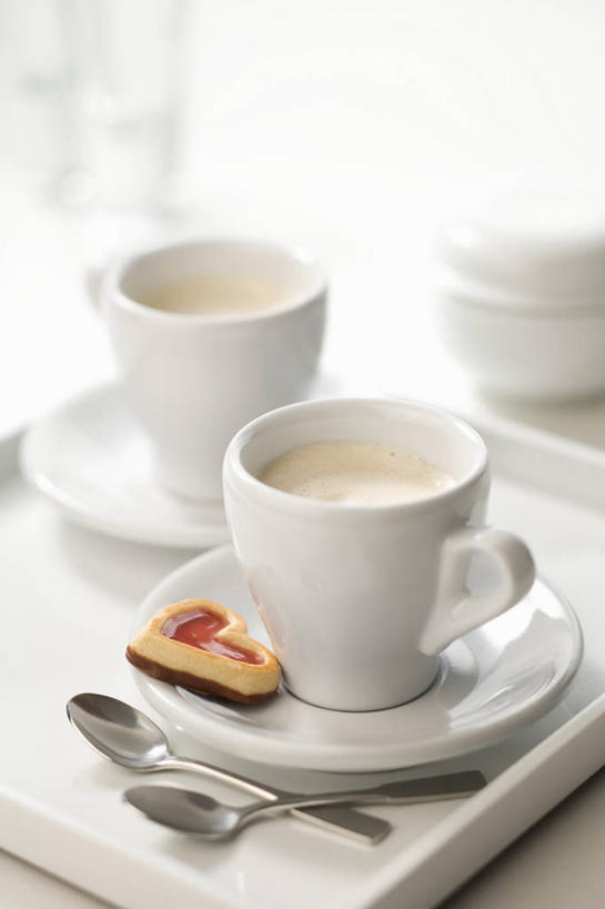 点心,咖啡,无人,竖图,俯视,室内,特写,白天,白色背景,幸福,餐桌,桌子,杯子,餐具,阴影,反射,瓷器,碟子,盘,影子,勺子,卡布奇诺,食品,咖啡杯,陶瓷制品,两杯,娱乐,食物,饮料,一个,盘子,调羹,碟,汤匙,饼干,果酱,零食,享受,休闲,温馨,放松,乐趣,摄影,影棚,单个,餐台,提神,舒适,瓷杯,醒脑,软饮料,果子酱,卡布奇诺咖啡,卡布基诺,彩图,高角度拍摄,影棚拍摄,拍摄,果酱饼干,卡布基诺咖啡