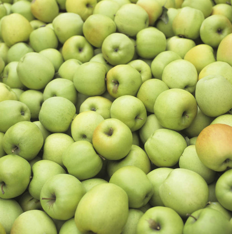 无人,竖图,俯视,室内,特写,白天,餐桌,桌子,苹果,水果,一堆,许多,阴影,堆叠,堆积,新鲜,反射,影子,生食,食品,果实,很多,食物,绿色,有机食品,绿色食品,餐台,堆,黄香蕉,黄元帅,金冠苹果,金帅,彩图,高角度拍摄