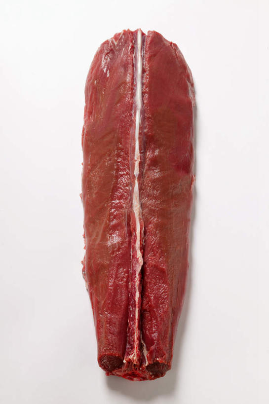 无人,竖图,俯视,室内,特写,白天,白色背景,餐桌,桌子,一块,阴影,反射,影子,肉,肉类,红色,摄影,影棚,餐台,肉食,鹿肉,彩图,高角度拍摄,影棚拍摄,拍摄