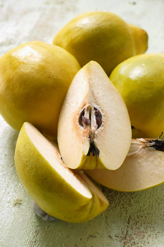 无人,竖图,俯视,室内,特写,白天,白色背景,一堆,许多,切开,阴影,堆叠,堆积,反射,影子,切,摄影,影棚,堆,剖面,切面,榅桲,木梨,彩图,高角度拍摄,影棚拍摄,拍摄