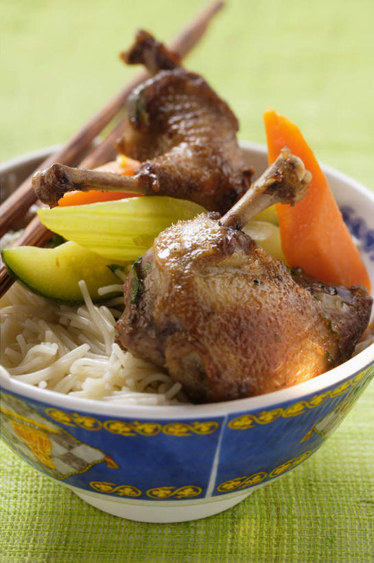 面食,面条,米饭,无人,竖图,俯视,室内,特写,白天,烹饪,中餐,萝卜,胡萝卜,蔬菜,绿色背景,阴影,新鲜,反射,影子,陶瓷,面,肉,料理,食品,西葫芦,陶瓷制品,饭,菜肴,美食,肉类,食物,一个,容器,碗,中式,白瓜,摄影,佳肴,有机食品,绿色食品,影棚,单个,储藏,五谷,储存,肉食,茭瓜,鸽肉,烤乳鸽,红萝卜,甘荀,彩图,高角度拍摄,影棚拍摄,拍摄,贮存