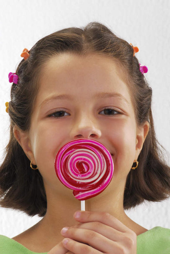 西方人,儿童,脸,头,脸颊,手,一个人,站,笑,微笑,竖图,室内,特写,白天,白色背景,正面,纯洁,欧洲,欧洲人,双手,仅一个女性,仅一个人,阴影,服装,反射,棒棒糖,影子,食品,糖,糖果,甜点,甜品,注视,休闲装,肩膀,食物,一个,小孩,衣服,甜食,观察,看,站着,仅一个小孩,休闲,手部,休闲服,可爱,童年,童趣,遮,遮掩,摄影,服饰,影棚,单个,观看,察看,掩盖,遮挡,关注,童真,烂漫,无邪,波板糖,遮盖,掩饰,天真,女孩,女人,女性,白种人,孩子,头部,脸部,脸蛋,面部,站立,半身,彩图,影棚拍摄,拍摄,女生