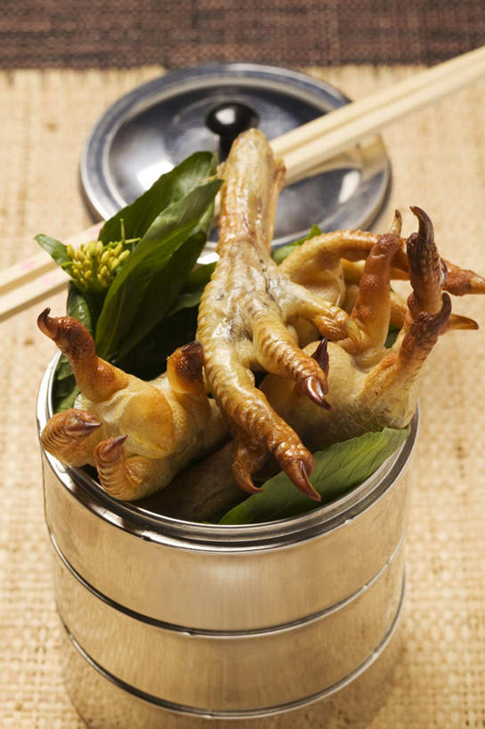 蒸笼,无人,竖图,俯视,室内,特写,白天,烹饪,中餐,餐桌,筷子,桌子,餐具,厨具,一堆,一双,许多,阴影,堆叠,堆积,竹制,反射,影子,鸡肉,肉,料理,食品,文化,传统,菜肴,美食,肉类,食物,中式,摄影,佳肴,影棚,餐台,堆,礼节,竹制品,笼屉,鸡爪,礼仪,肉食,烹饪用具,进餐用具,烹调用具,烹调,彩图,高角度拍摄,影棚拍摄,拍摄