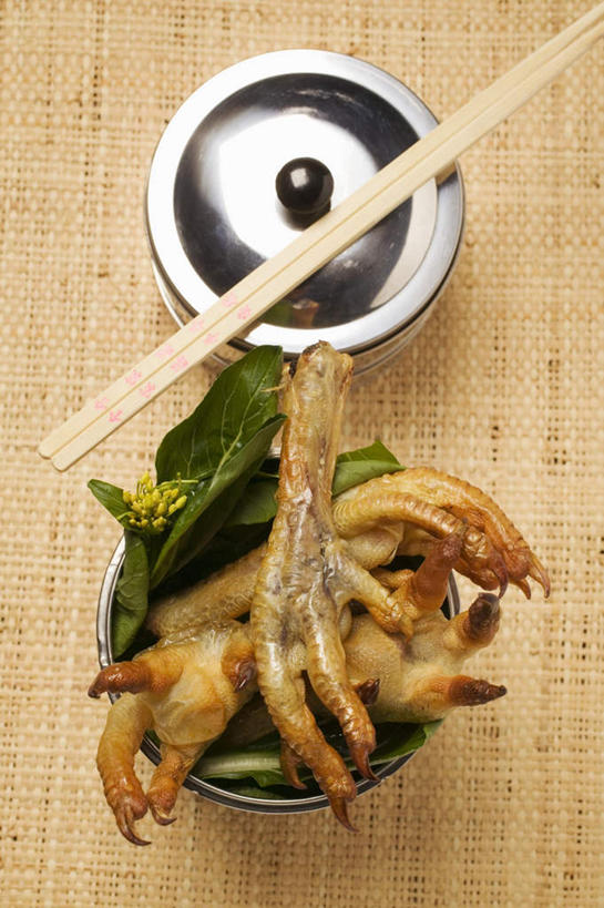 蒸笼,无人,竖图,俯视,室内,特写,白天,烹饪,中餐,餐桌,筷子,桌子,餐具,厨具,一堆,一双,许多,阴影,堆叠,堆积,竹制,反射,影子,鸡肉,肉,料理,食品,文化,传统,菜肴,美食,肉类,食物,中式,摄影,佳肴,影棚,餐台,堆,礼节,竹制品,笼屉,鸡爪,礼仪,肉食,烹饪用具,进餐用具,烹调用具,烹调,彩图,高角度拍摄,影棚拍摄,拍摄