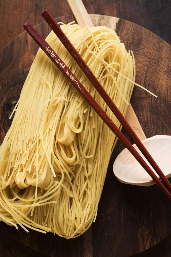 面食,面条,无人,竖图,俯视,室内,特写,白天,餐桌,筷子,桌子,餐具,一堆,一块,一双,许多,阴影,堆叠,堆积,反射,木制,影子,勺子,面,案板,很多,文化,传统,砧板,黄色,木制品,调羹,汤匙,摄影,影棚,餐台,堆,礼节,礼仪,鸡蛋面,进餐用具,彩图,高角度拍摄,拍摄