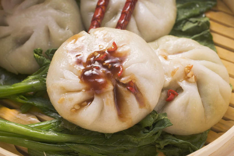 点心,蒸笼,无人,横图,俯视,室内,特写,白天,烹饪,餐桌,筷子,桌子,蔬菜,餐具,厨具,叶子,一双,阴影,竹制,朦胧,模糊,新鲜,反射,影子,青菜,调料,酱料,酱汁,佐料,料理,食品,包子,面点,绿叶,调味品,调味料,文化,传统,酱,美食,食物,一个,绿色,小笼包,中式,嫩叶,有机食品,绿色食品,单个,餐台,礼节,竹制品,干辣椒,小白菜,笼屉,礼仪,烹饪用具,不结球白菜,海鲜酱,虾酱,叶,叶片,进餐用具,烹调用具,烹调,彩图,高角度拍摄